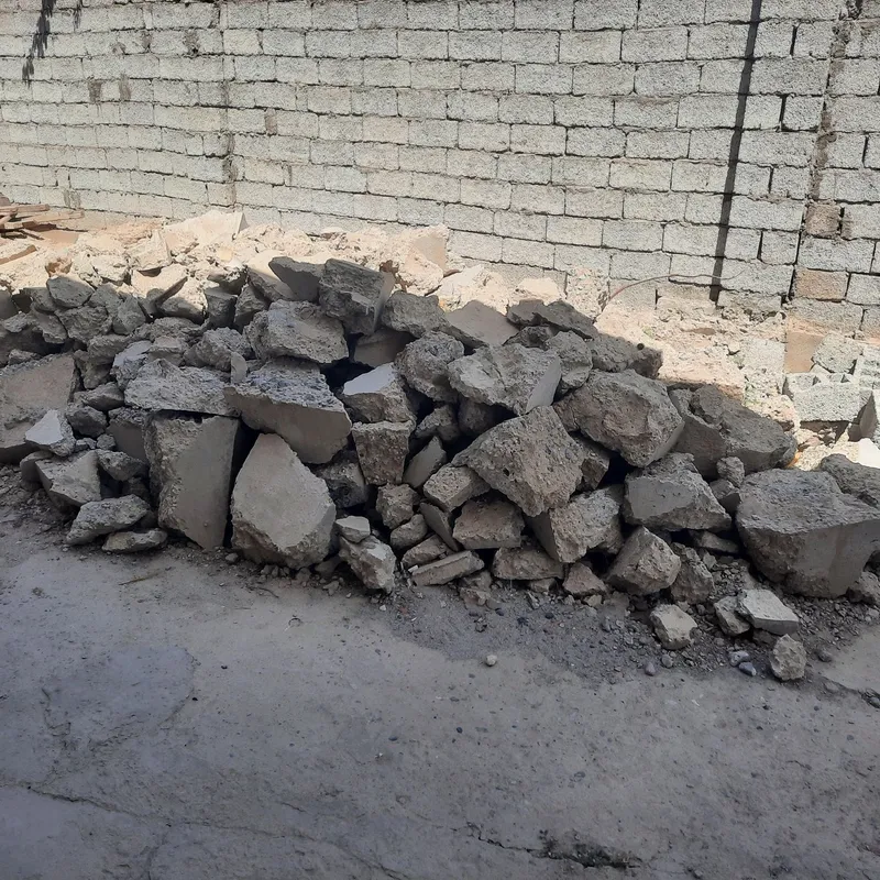 Beton bo'laklari.