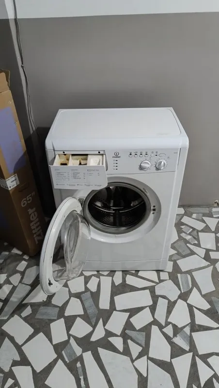 Продаю бытовую стиральную машину Indesit 5 кг бу — фото 1