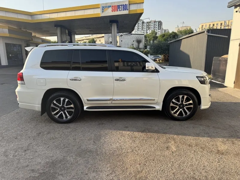 Land Cruiser 200 TOYOTA своя.