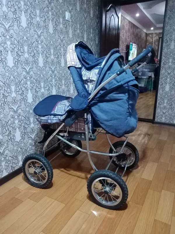Коляска и стул для кормления.