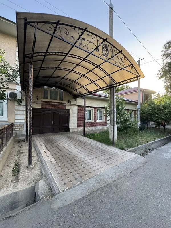 Uy sotiladi yolni yuzida 4,60 sotik 10 ta xona 3 ta sanuzel 1 ta kuxny 2