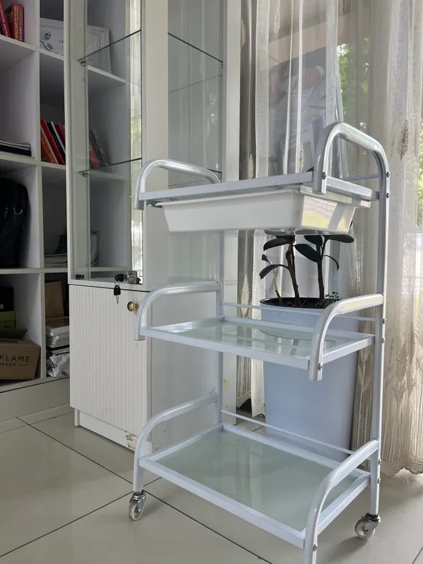 Kosmetologik vitrina shkaf va aravacha komplekt — фото 1
