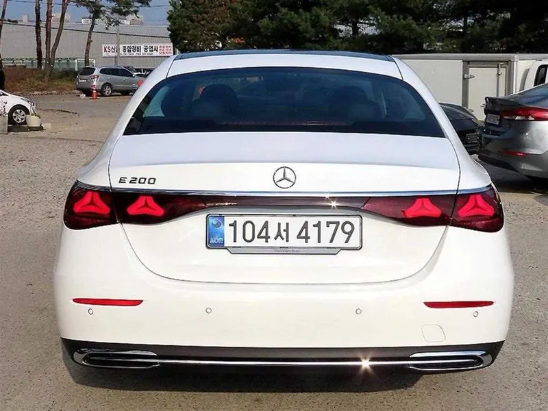 Mercedes Benz w214 bamperi, to‘liq yig‘ilgan, original, oq Mercedes Benz w214 bamperi, to‘liq yig‘ilgan, original, oq