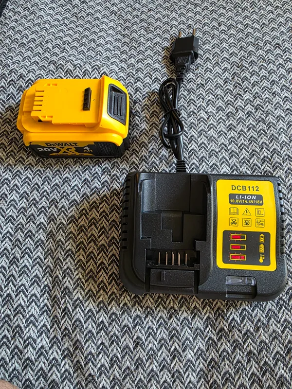 продам Dewolt зарядное устройство и батарея 20V. 4 продам Dewolt зарядное устройство и батарея 20V. 4