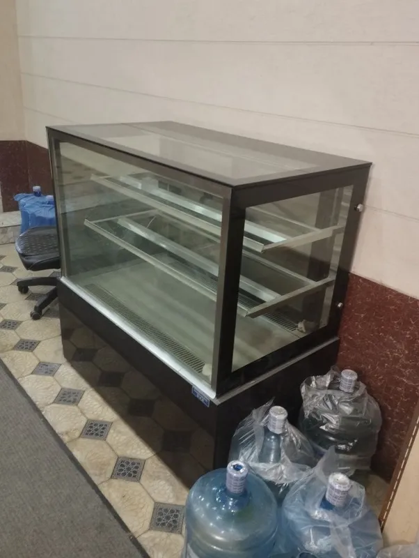 Продается витринный холодильник