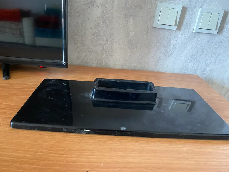 Televizor stoykasi, devor va stol uchun 4 Televizor stoykasi, devor va stol uchun 4