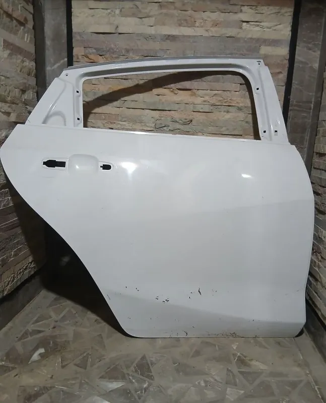 Задняя правая дверь для Malibu 2 2 Задняя правая дверь для Malibu 2 2