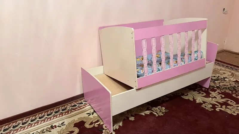 Кровать детская розового цвета.Матрас имеется. 3 Кровать детская розового цвета.Матрас имеется. 3