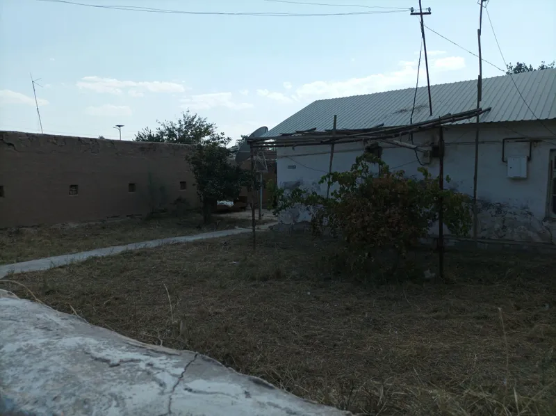 Qorovulbozor shaxardan uy sotiladi 8 sotixli — фото 1
