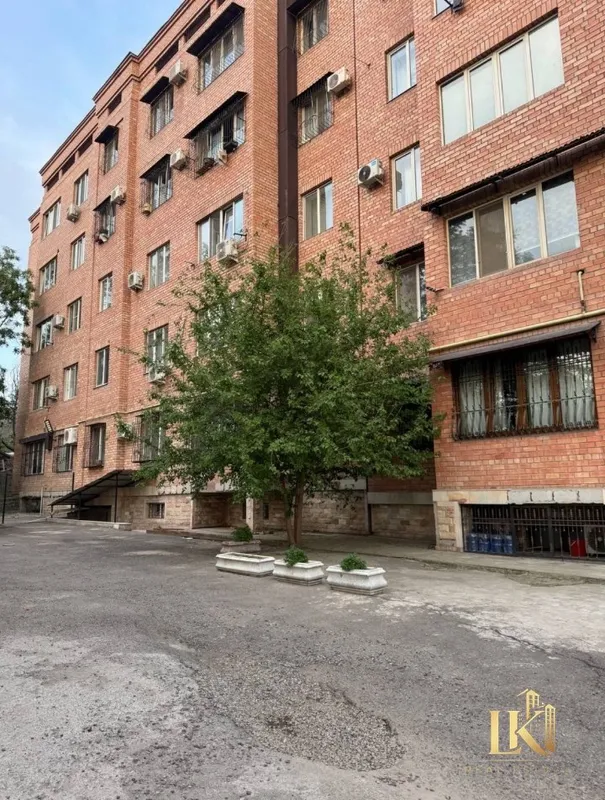 Продаётся просторная 3-комнатная квартира с ремонтом в кирпичном доме