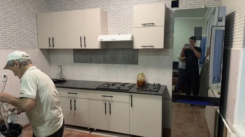 Yangi Oshxona mebel 2.5m kompleky gaz viteshka rakavina 1 Yangi Oshxona mebel 2.5m kompleky gaz viteshka rakavina 1