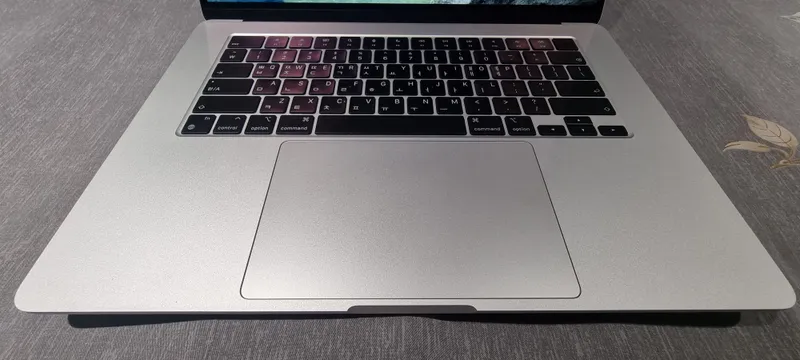 MacBook Air, ekran 15.3 Retina UHD, operativka 16GB, xotira 500GB SSD 3