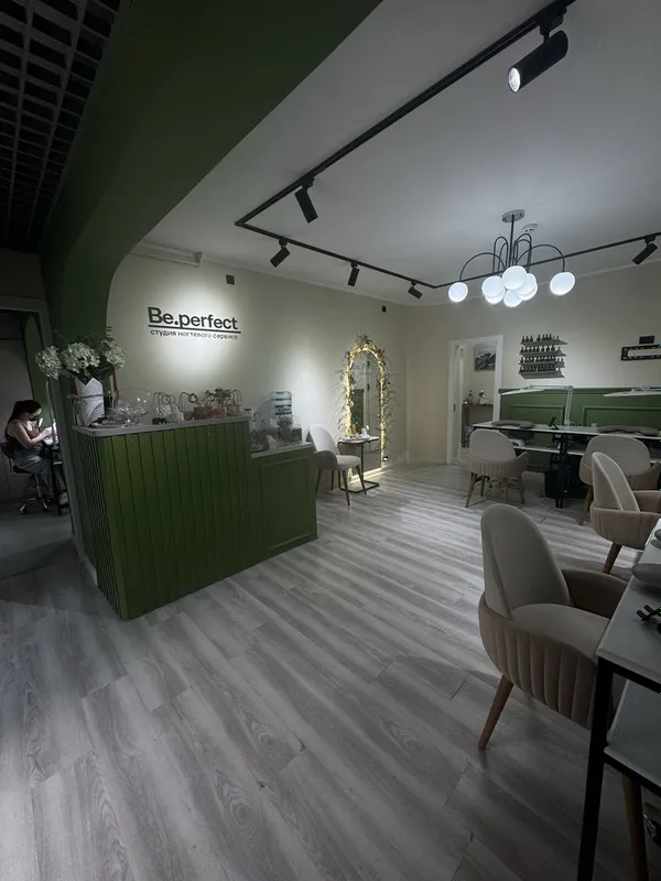 Сдается в салоне Bee Perfeck отделный кобинет и стол 2 Сдается в салоне Bee Perfeck отделный кобинет и стол 2