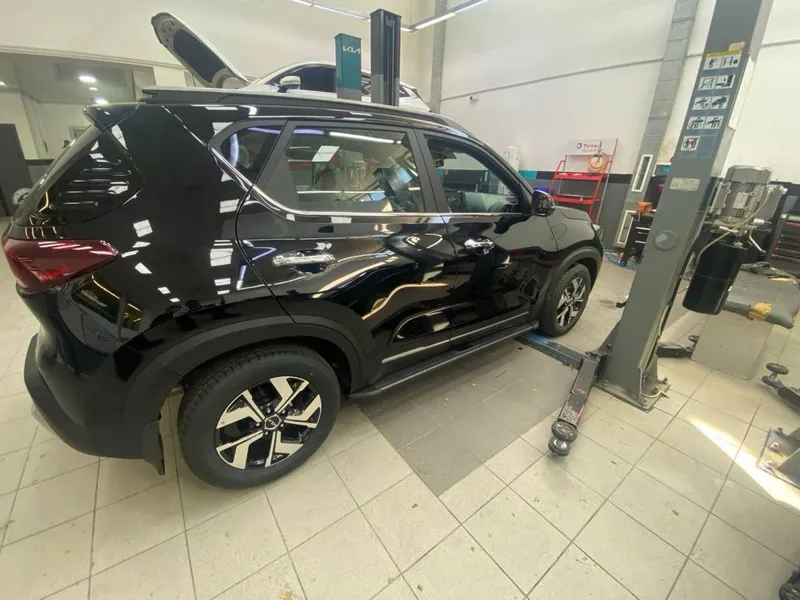 Kia Sonet порог 6 хил дизайнда — фото 1