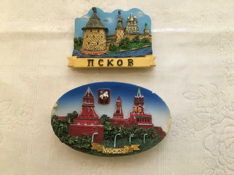 Продаю магнитики . Города . Москва и Псков .