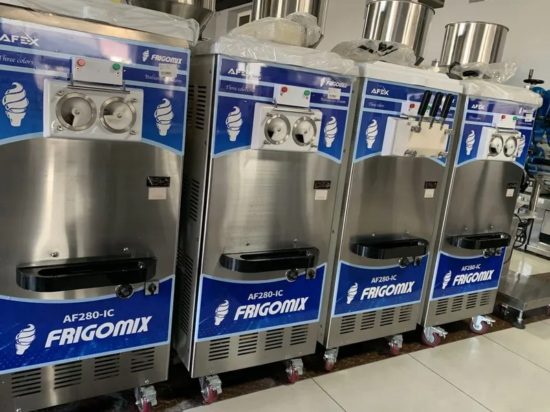 Muzqaymoq frezer aparat 380w 1yil garantiya berladi Muzqaymoq frezer aparat 380w 1yil garantiya berladi