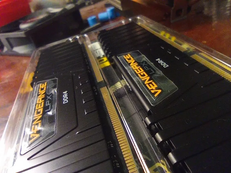 DDR4 'CORSAIR Vengeance" 16Gb 2