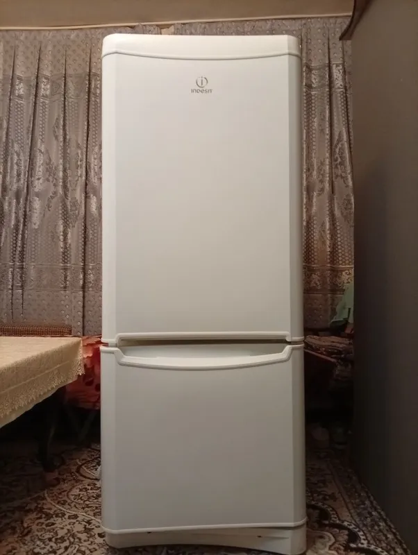 Продам Холодильник INDESIT