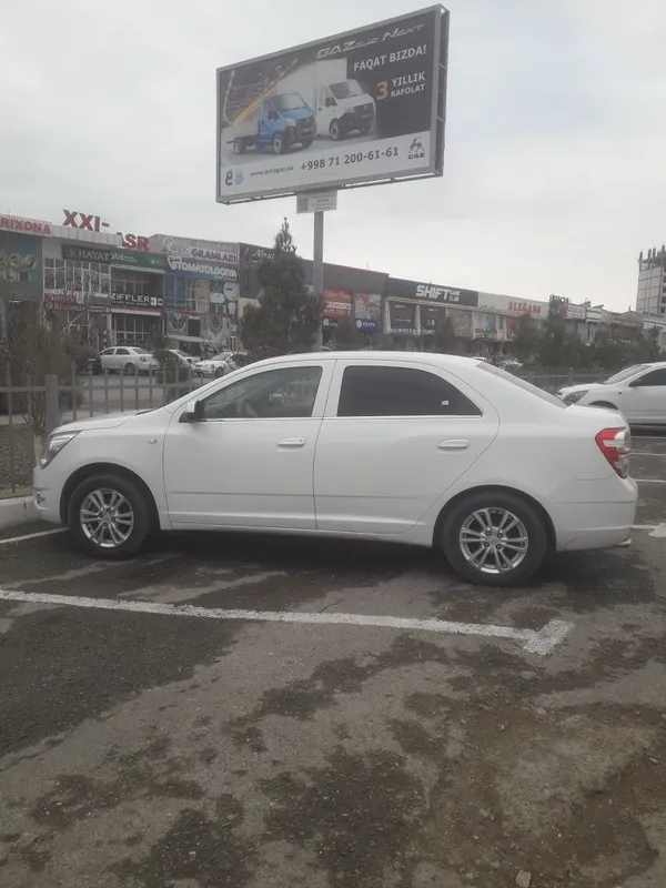 Mashina sotiladi