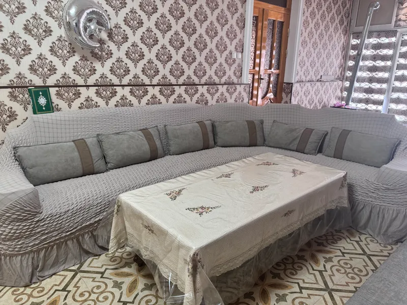Burchakli divan + 6 ta yostiq, 2 ta pufik, stol sovg‘a, chexol 3