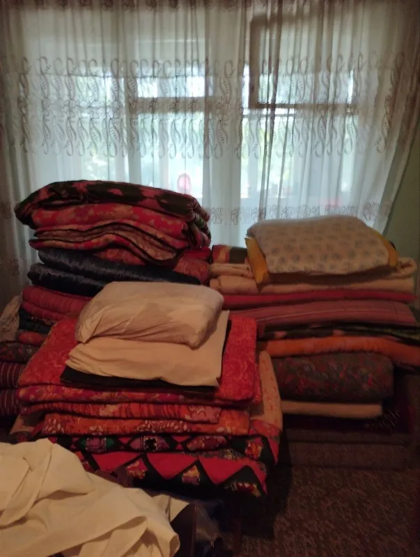 Yostiqlar, ko‘rpacha va matraslar sotiladi.