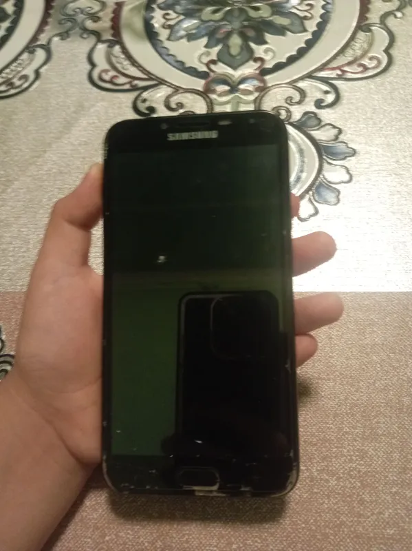 Samsung j4  ekrani ishlamaydi narxi 50 so'm