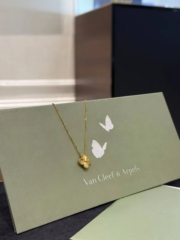 NEW Подсвеска Van Cleef & Arpels Vintage Alhambra 2 NEW Подсвеска Van Cleef & Arpels Vintage Alhambra 2