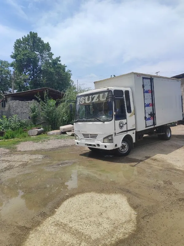 Isuzu furgon yopiq kuzovli yuk mashinasi 6