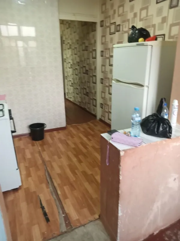 Чирчик шахар 10-микрораён минор сомса ёнида 1-хонали 1-этаж 2х3 балкон 4