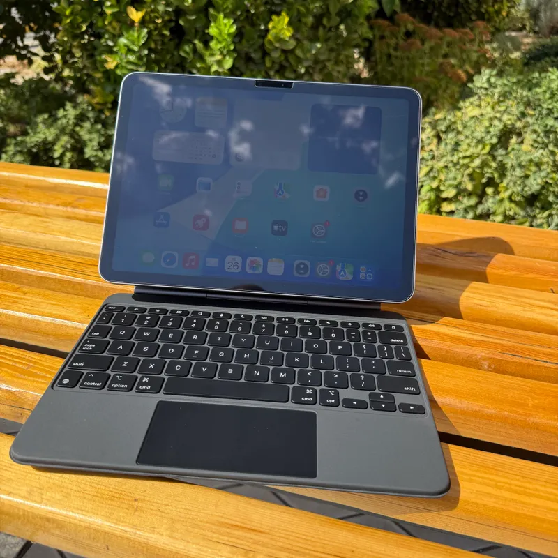 iPad Air M3 Wi-Fi Gray + Magic Keybord 128 GB 11" 4 iPad Air M3 Wi-Fi Gray + Magic Keybord 128 GB 11" 4