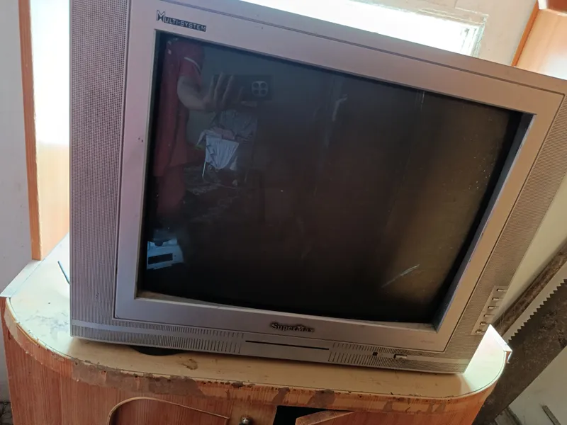 Televizor satiladi arzan baxada