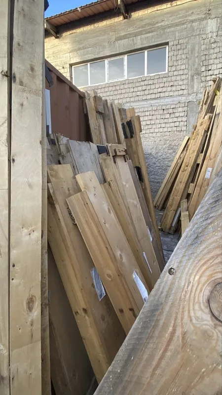 Taxta sotiladi narxlar yozilgan