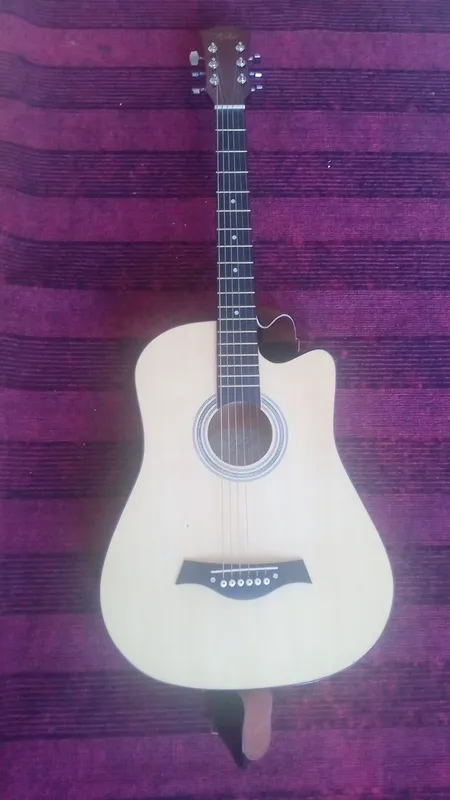Akustik gitara sotiladi razmeri 39.kalonkaga ulab chalsa boladi