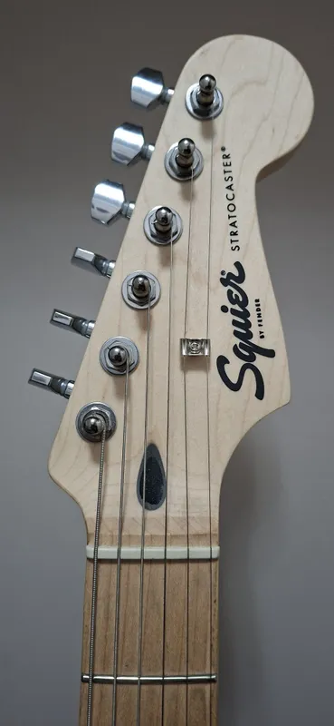 Продаётся гитара Squier Fender Stratocaster Affinity (черно-белая) — фото 2