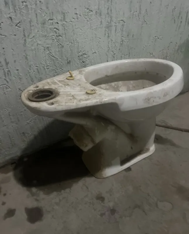Unitaz chugunniy srochniy sotiladi 3 Unitaz chugunniy srochniy sotiladi 3