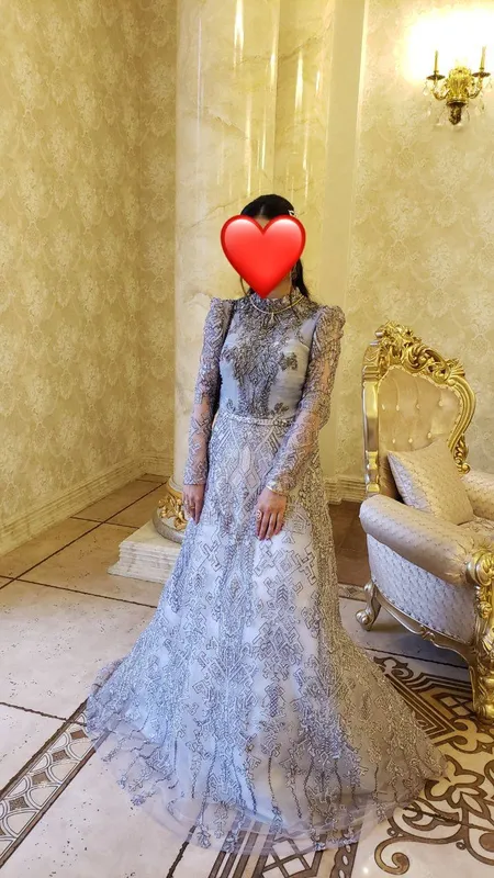 Kechki libos! Bir marta kiyilgan, toza va chiroyli Kechki libos! Bir marta kiyilgan, toza va chiroyli
