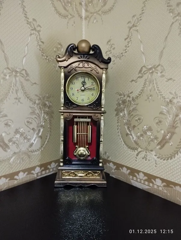 Часы настольные высота 26 см.
