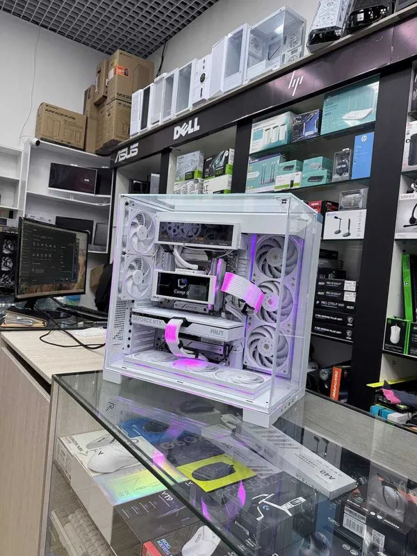 7800x3d/ X870 AYW/RTX 5070 WHITE/ FULL white case 3 7800x3d/ X870 AYW/RTX 5070 WHITE/ FULL white case 3