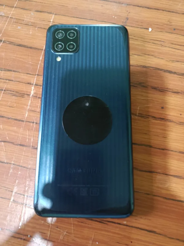 Телефон марка samsung M12 состояние нормальное работает — фото 3