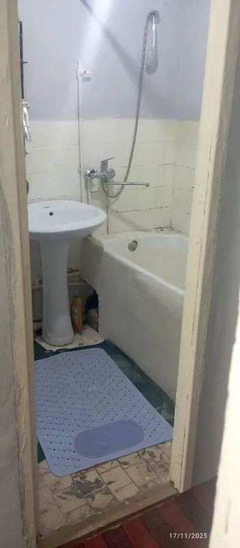 Srochna 3 xonali oʻrta podezdan 1- etajdan dom sotiladi — фото 1