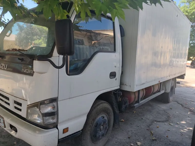 Продается автомашина ISUZU 2