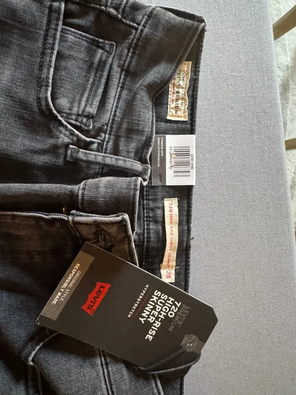 Джинсы Levis 28 размер, новые 2