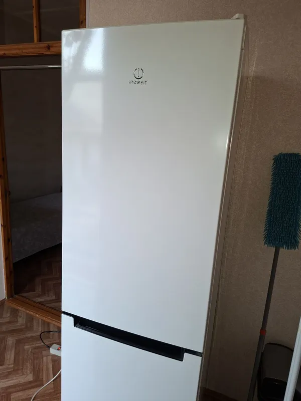 Срочно продаю холодильник Indesit 3 года гарантия есть — фото 5