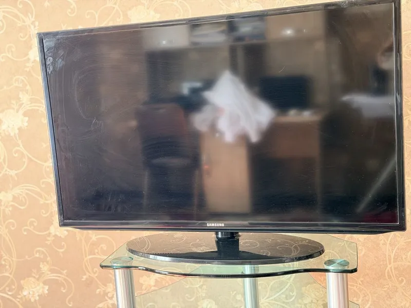 Продам телевизор самсунг 43 и две подставки для телевизора 2 Продам телевизор самсунг 43 и две подставки для телевизора 2