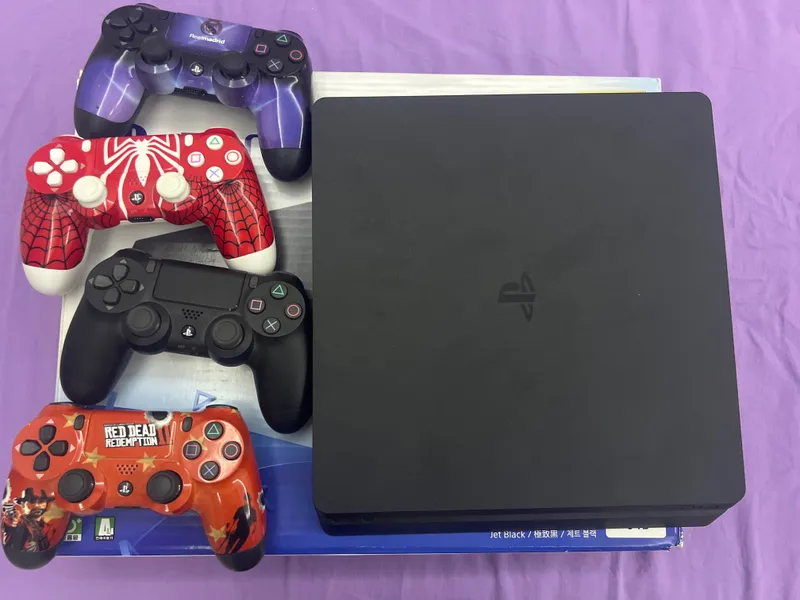 PlayStation 4 срочно продаётся 3 PlayStation 4 срочно продаётся 3