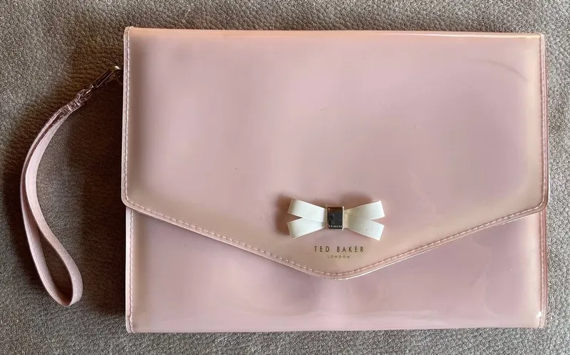 Глянцевый клатч-конверт Ted Baker London 1 Глянцевый клатч-конверт Ted Baker London 1