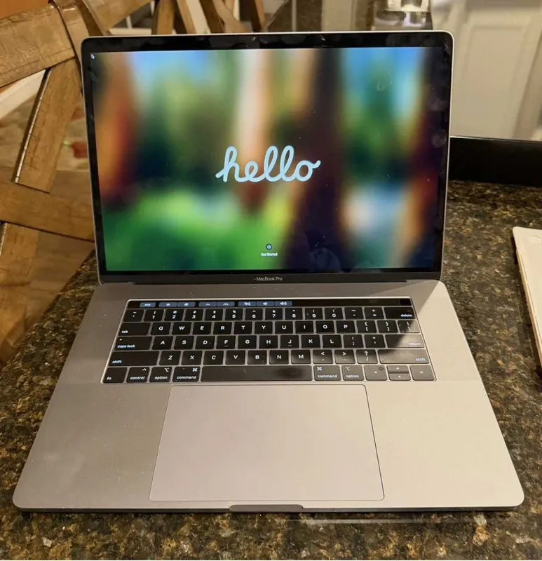 Macbook Pro 15 inch 2018 oxiri + Srochna sotiladi