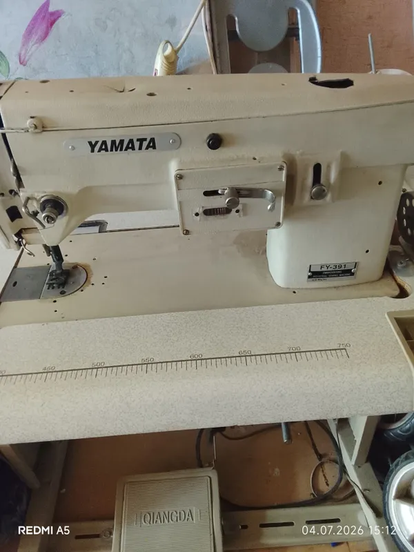 Швейная машина Yamata со столом, состояние хорошее Швейная машина Yamata со столом, состояние хорошее