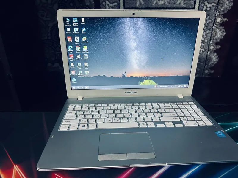 Ноутбук Samsung NT500R5H (15.6"), Pentium 3825U, 8 ГБ RAM, — фото 1
