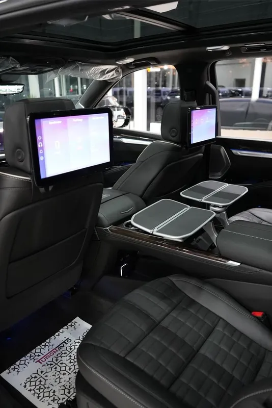 Cadillac Escalade platinum sport long 8 Cadillac Escalade platinum sport long 8